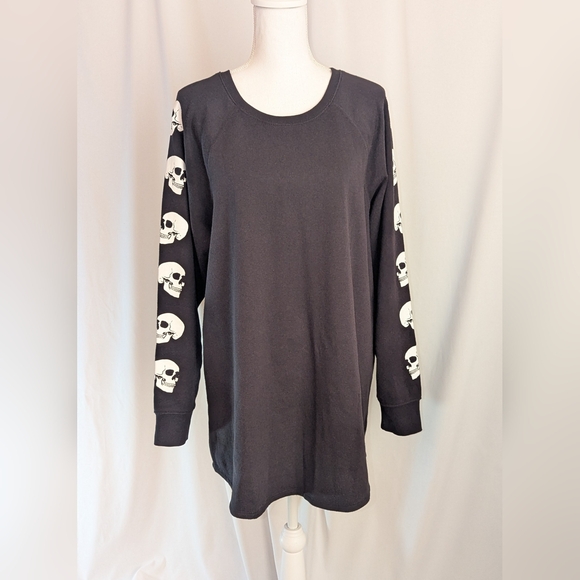 Torrid Black Tunic Length Sweatshirt w Graphic Skull Sleeves Sz 1 GC Plz Read - Picture 3 of 13